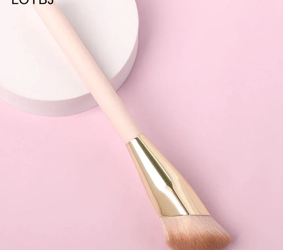 Oblique Foundation Brush