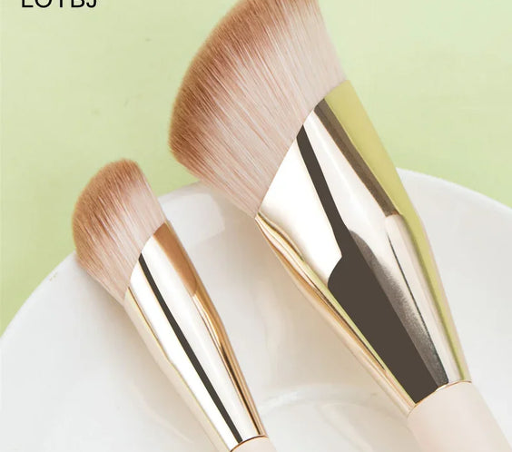 Oblique Foundation Brush