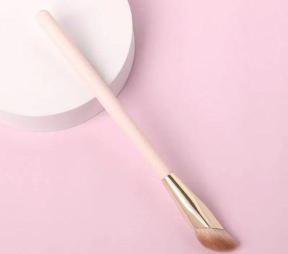 Oblique Foundation Brush