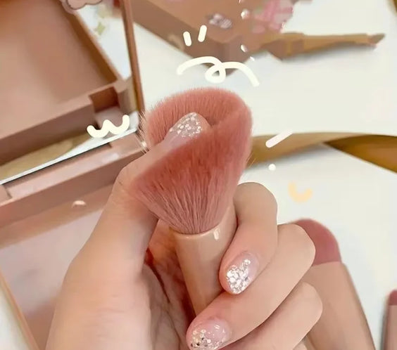 Mini Travel Makeup Brush Set ABS case built-in mirror five synthetic brushes 11 x 8 x 2.3 cm 100 g