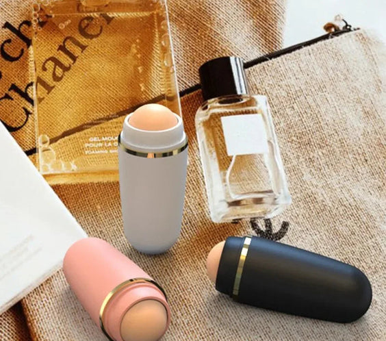 Cat Paw Oil Absorbing Roller – Portable Face Oil Remover.