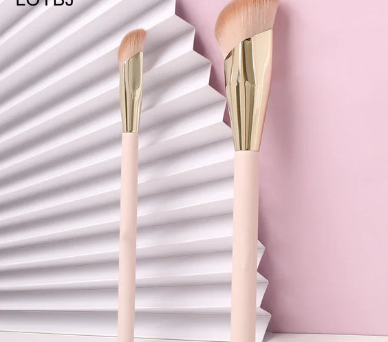 Oblique Foundation Brush