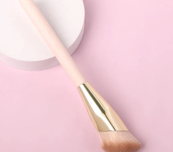 Oblique Foundation Brush